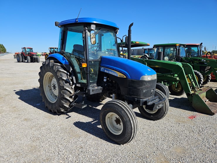 #203831-•-new-holland-td95-tractor-image-19