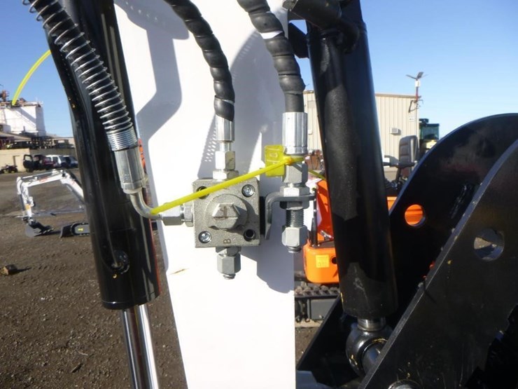 blt-319-hydraulic-excavator-image-12