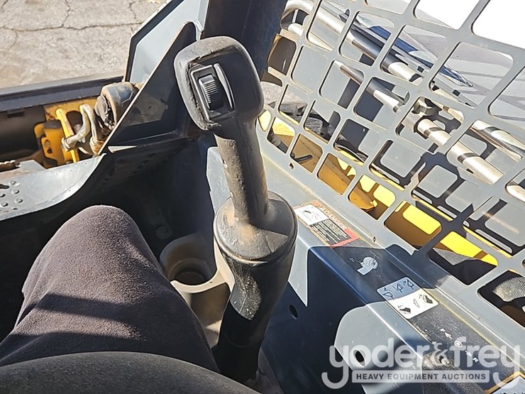 2012-deere-328d-image-26