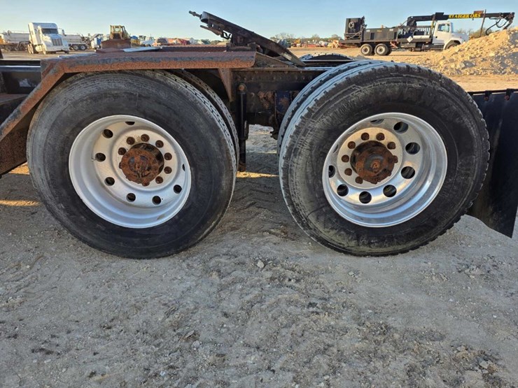 2014-volvo-10-image-15