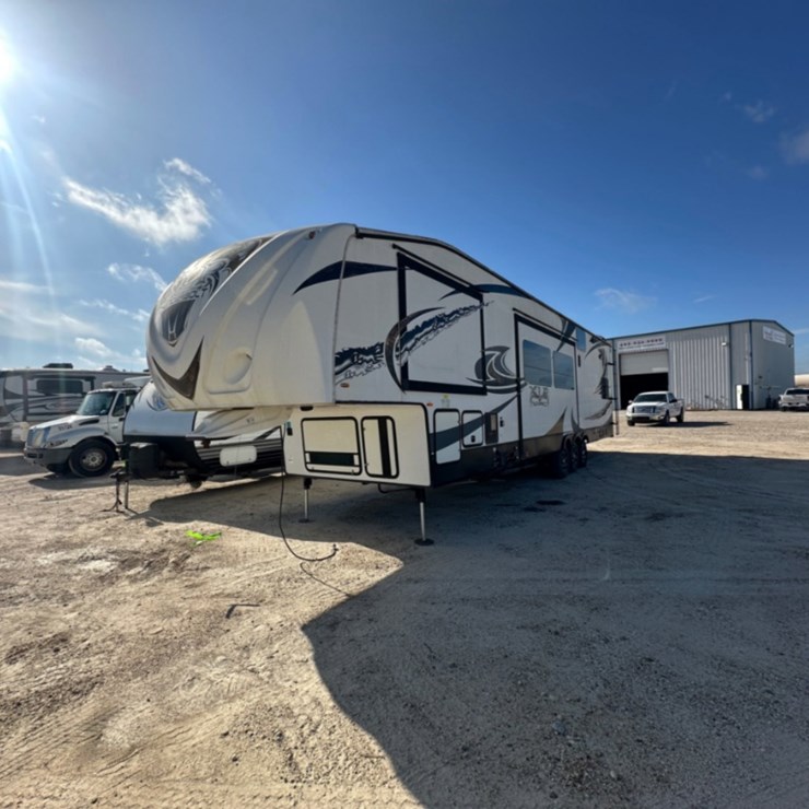 2013 XLR THUNDERBOLT 35X14 5TH WHEEL CAMPER