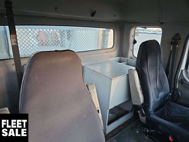 2005-freightliner-m2-106-image-17