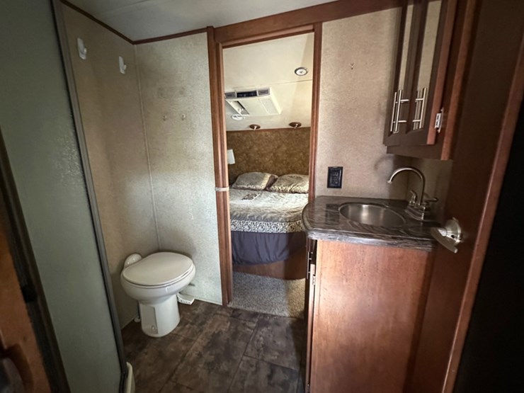 2013-xlr-thunderbolt-35x14-5th-wheel-camper-image-9