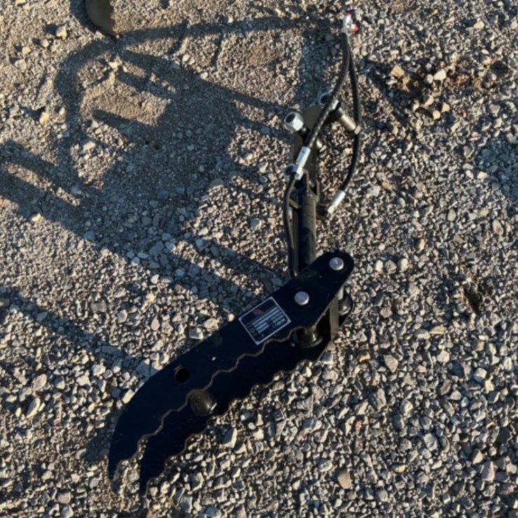 HYDRAULIC THUMB CLAMP FOR MINI EXCAVATOR