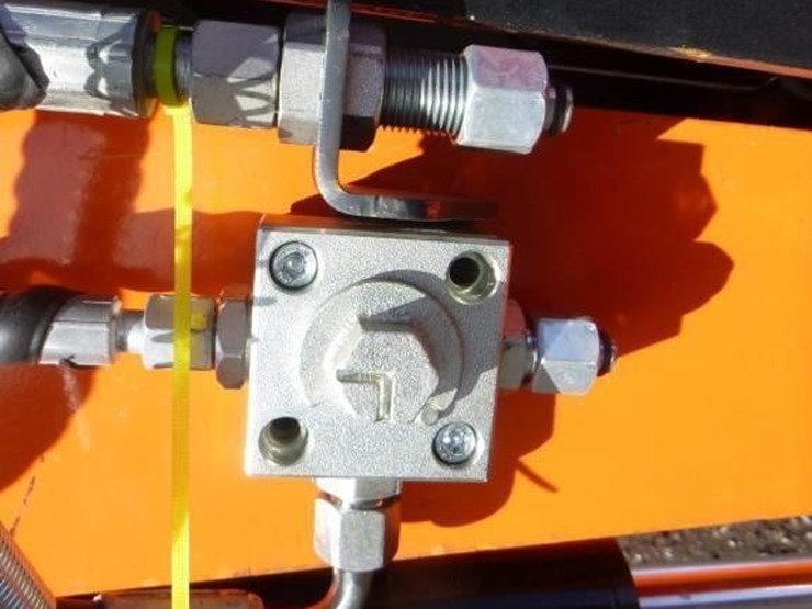 blt-319-hydraulic-excavator-image-12