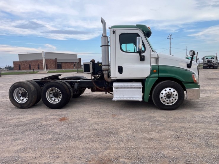 2015-freightliner-cascadia-daycab-image-4