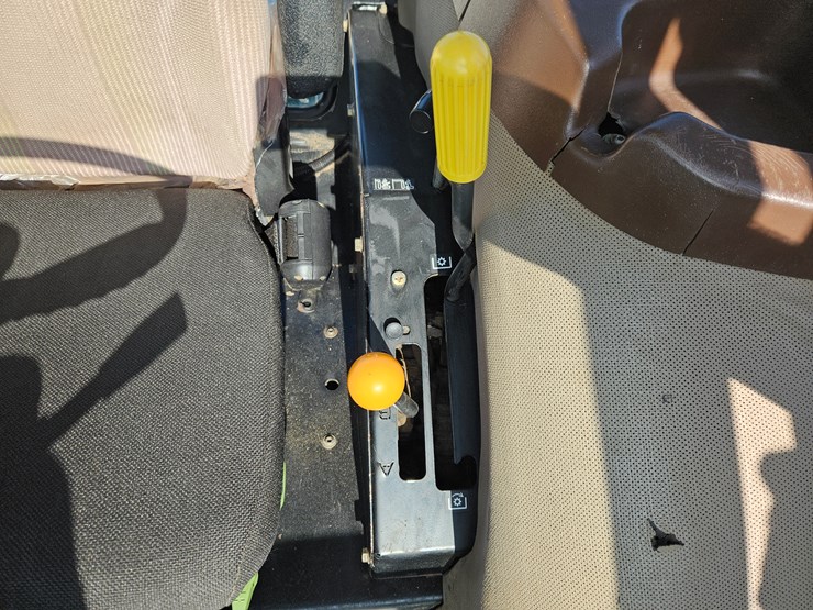 2011-john-deere-6100d-image-11