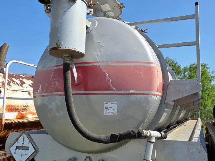 2012-proco-130bbl-vac-trailer-image-1