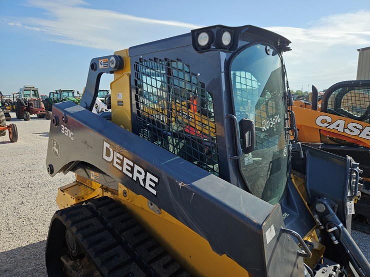 2018-deere-331g-image-22