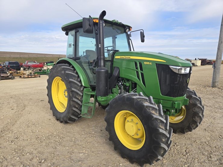 2022-john-deere-6135e-image-3