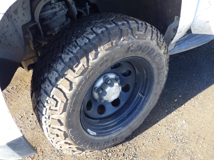 2019-chevrolet-suburban-image-13