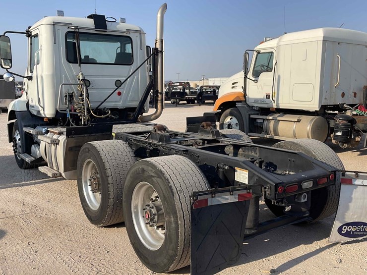 2017-mack-cxu613t-image-4