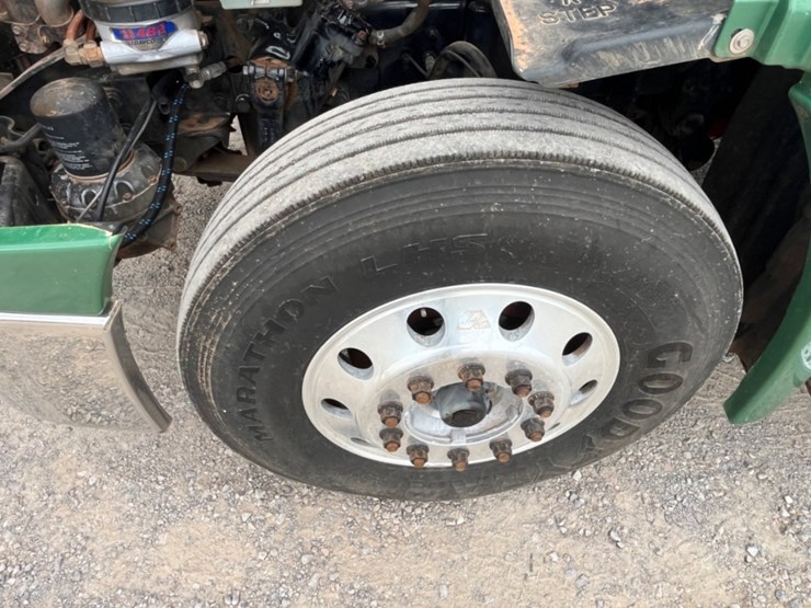 2015-freightliner-cascadia-daycab-image-10