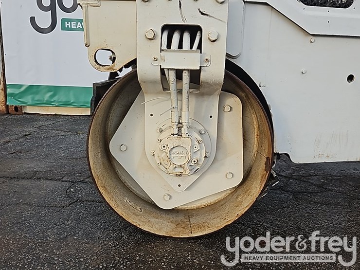 2014-caterpillar-cb24b-image-8