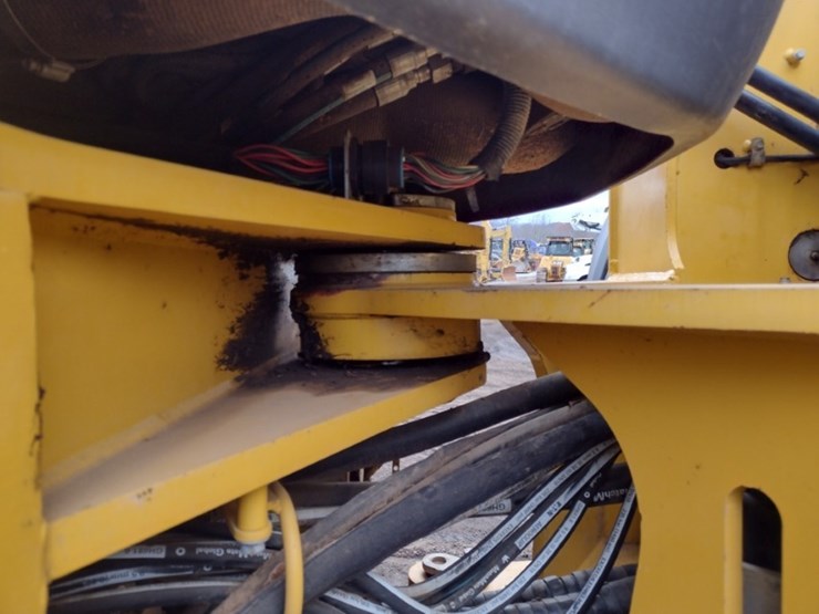 19-deere-824k-image-33