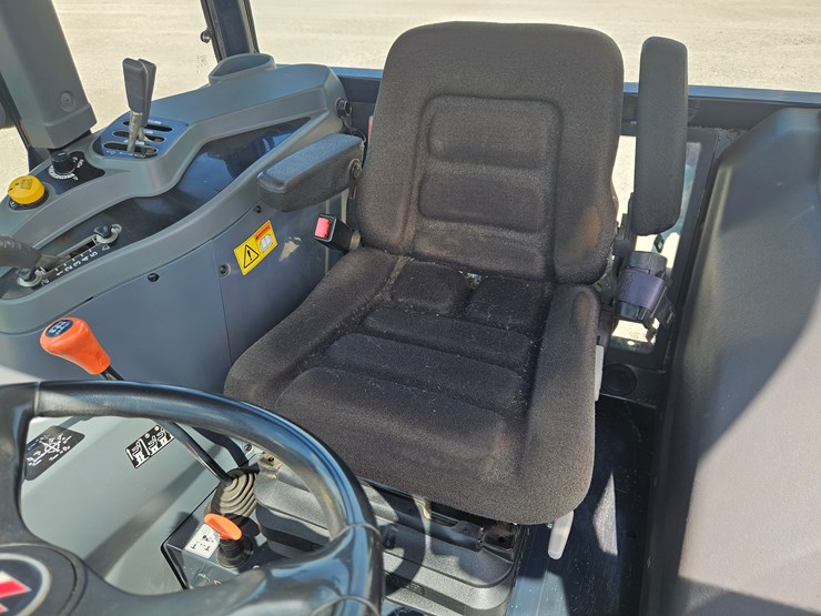 2014-massey-ferguson-4610-image-10