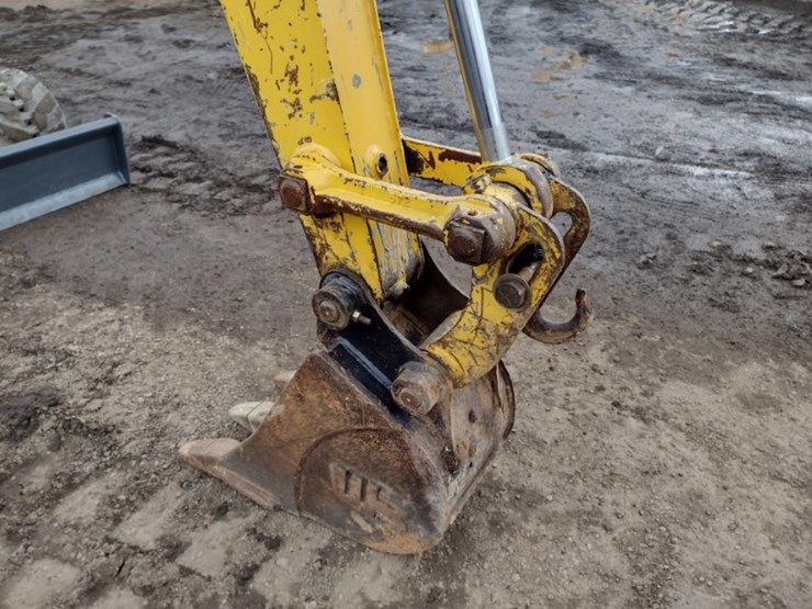 new-holland-ec25-image-17