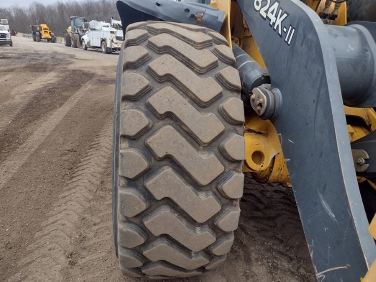19-deere-824k-image-22