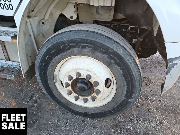 2005-freightliner-m2-106-image-13