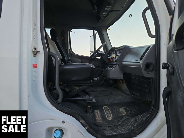 2005-freightliner-m2-106-image-16