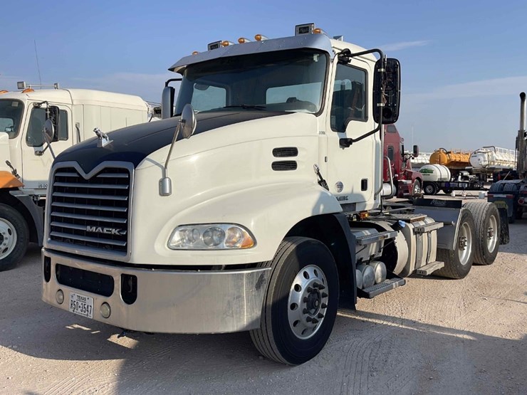 2017-mack-cxu613t-image-1