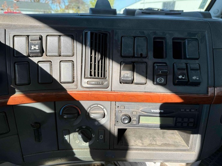 volvo-d13-semi-image-33