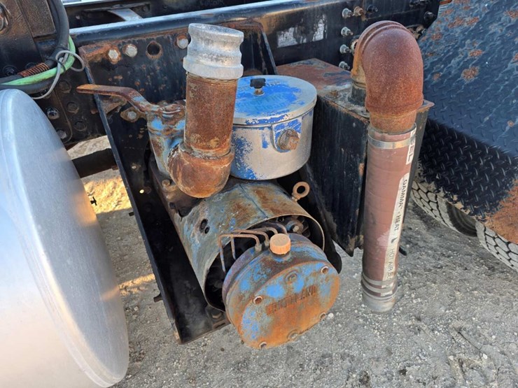 2014-volvo-10-image-19