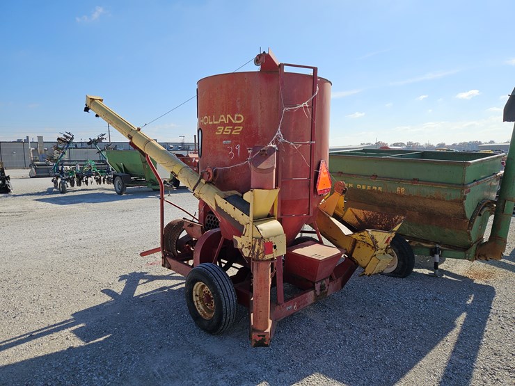 new-holland-352-image-8