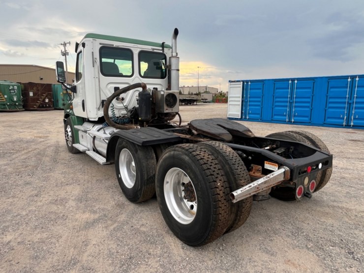 2015-freightliner-cascadia-daycab-image-7