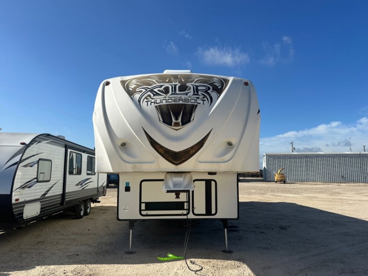 2013-xlr-thunderbolt-35x14-5th-wheel-camper-image-2