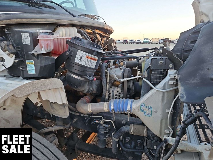 2005-freightliner-m2-106-image-31