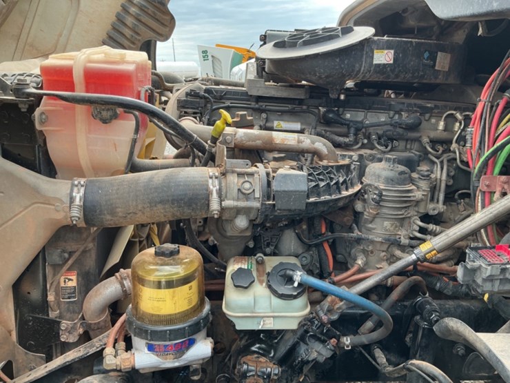 2015-freightliner-cascadia-daycab-image-15