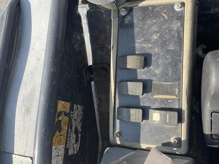 2012-deere-35d-image-23