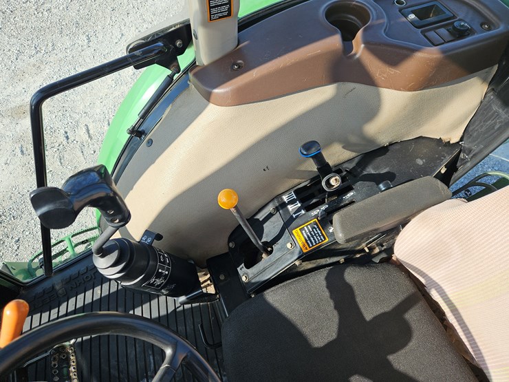 2011-john-deere-6100d-image-12