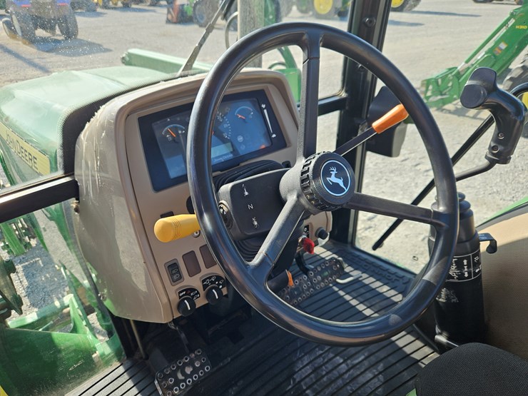 2011-john-deere-6100d-image-13