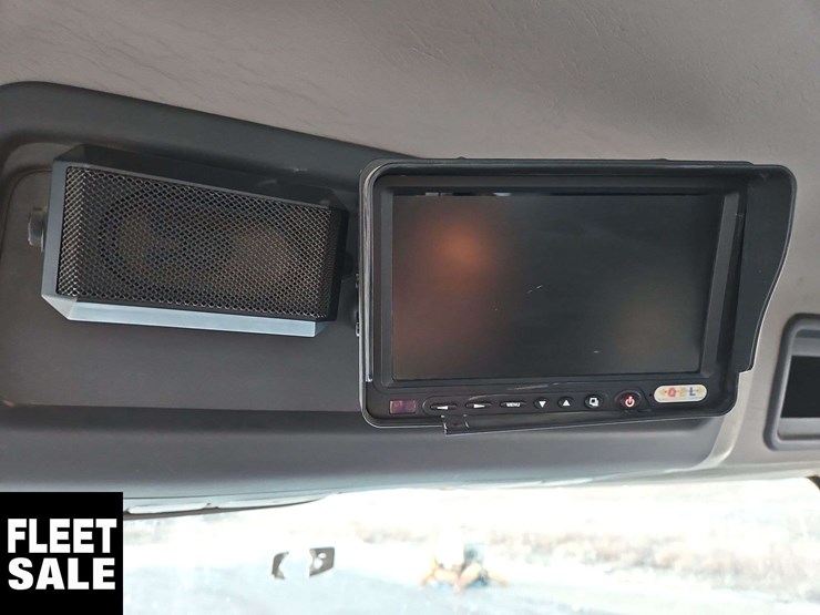 2005-freightliner-m2-106-image-26