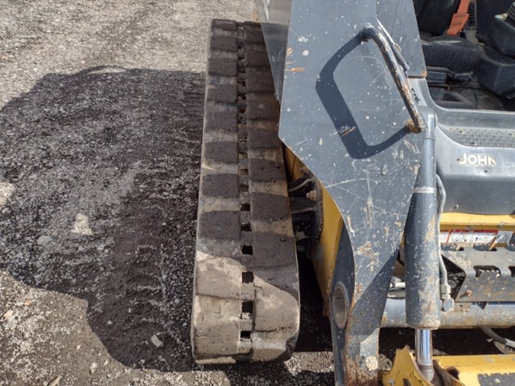 18-deere-323e-image-34