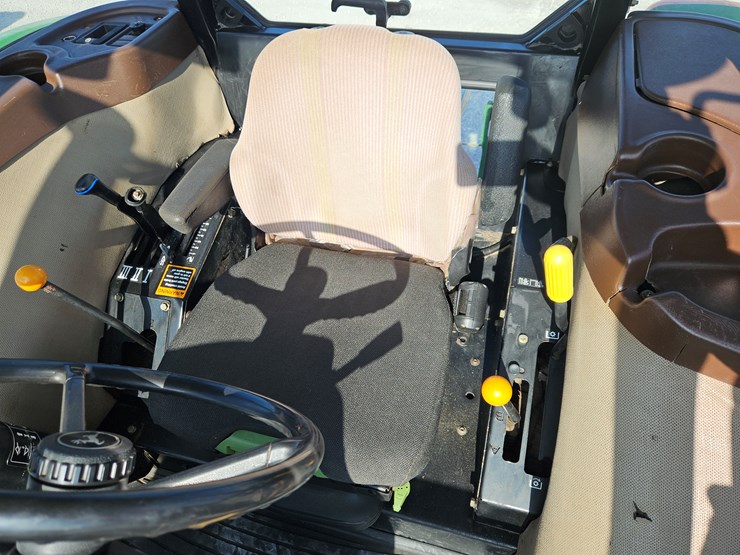 2011-john-deere-6100d-image-10