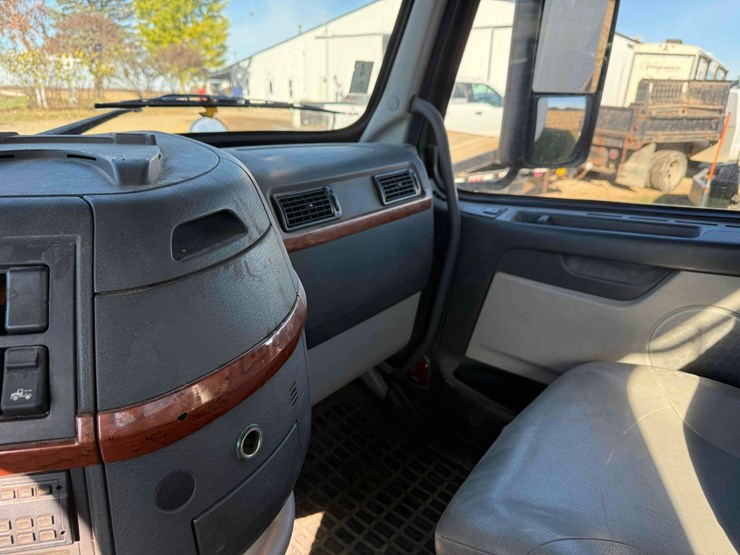 volvo-d13-semi-image-34