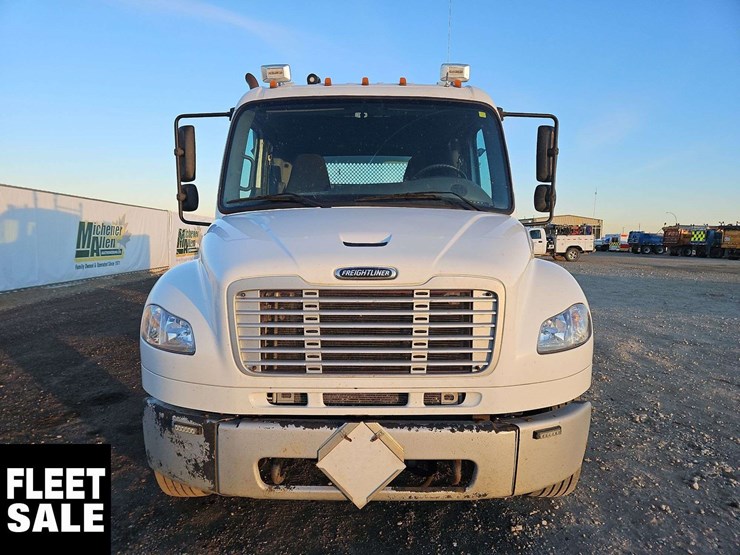 2005-freightliner-m2-106-image-9