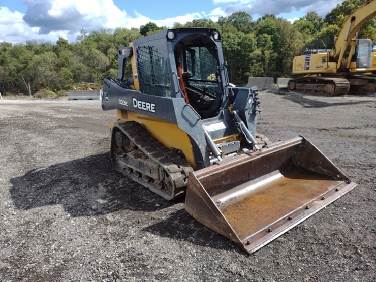 18-deere-323e-image-37