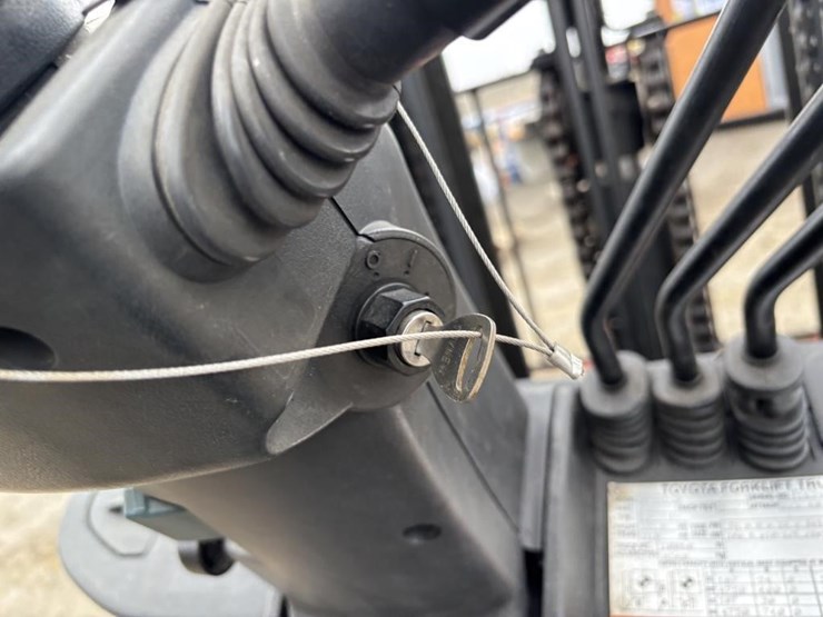 2011-toyota-8fgcu30-image-22