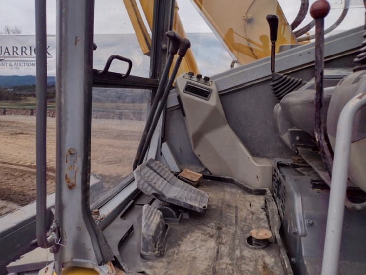 komatsu-pc128uu-2-image-11