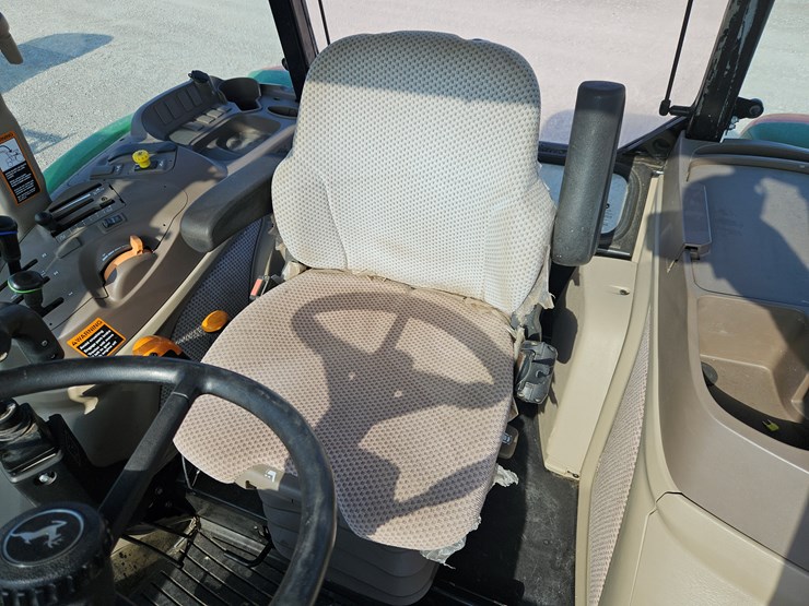 2016-john-deere-6105e-image-10