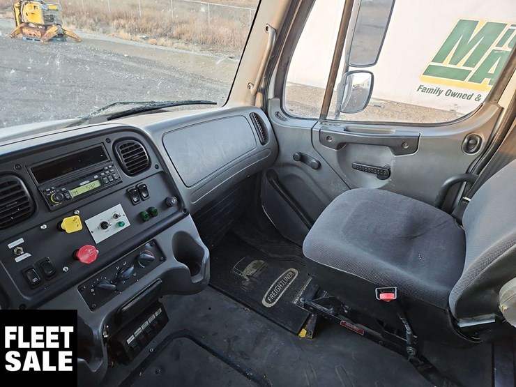 2005-freightliner-m2-106-image-15