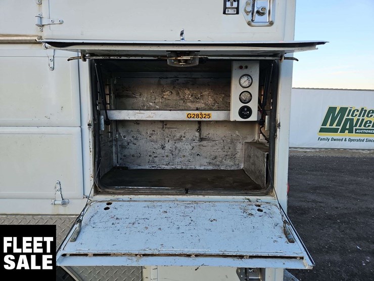 2005-freightliner-m2-106-image-45