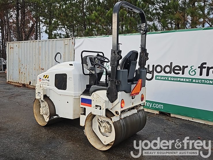 2014-caterpillar-cb24b-image-3