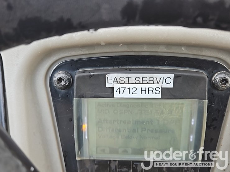 2014-caterpillar-cb24b-image-28