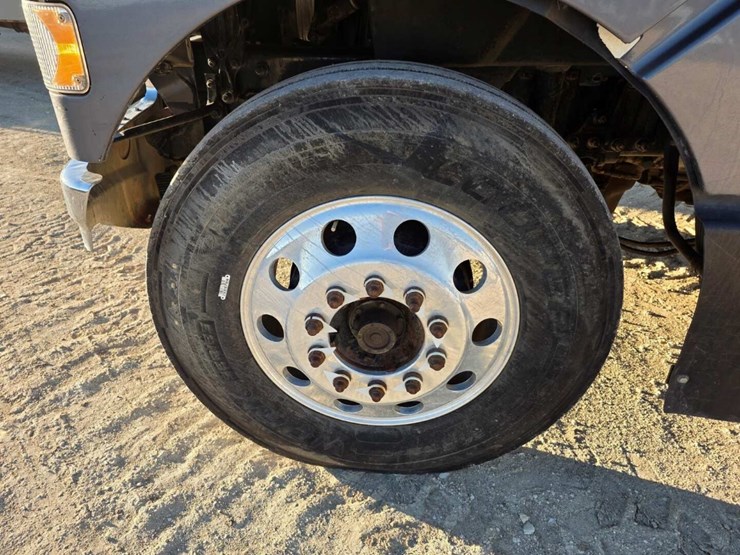 2014-volvo-10-image-11