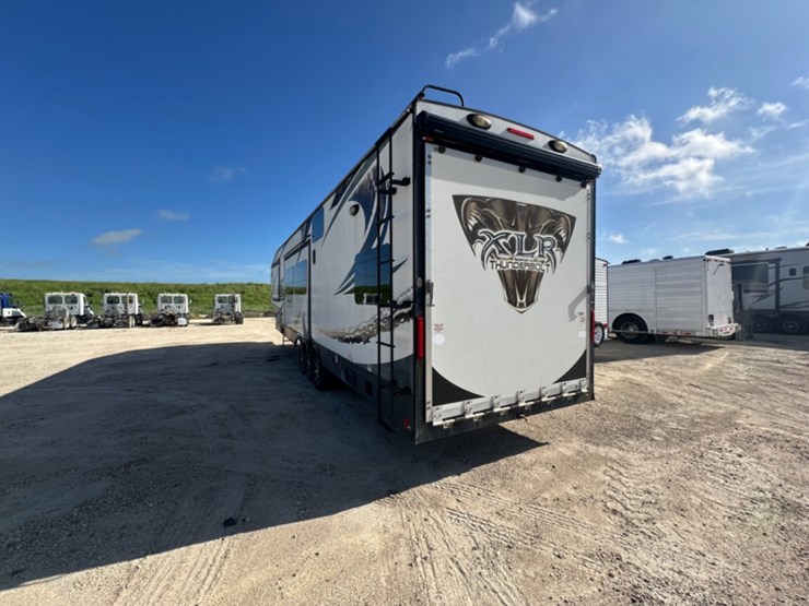 2013-xlr-thunderbolt-35x14-5th-wheel-camper-image-7